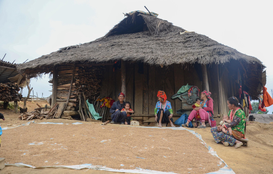 Nhiều thầy cô Trường PTDTBT Tiểu học Mường Mươn tranh thủ ngoài giờ xuống bản để thu mua nông sản của dân, như: Ngô, thóc, lợn, gà, măng…