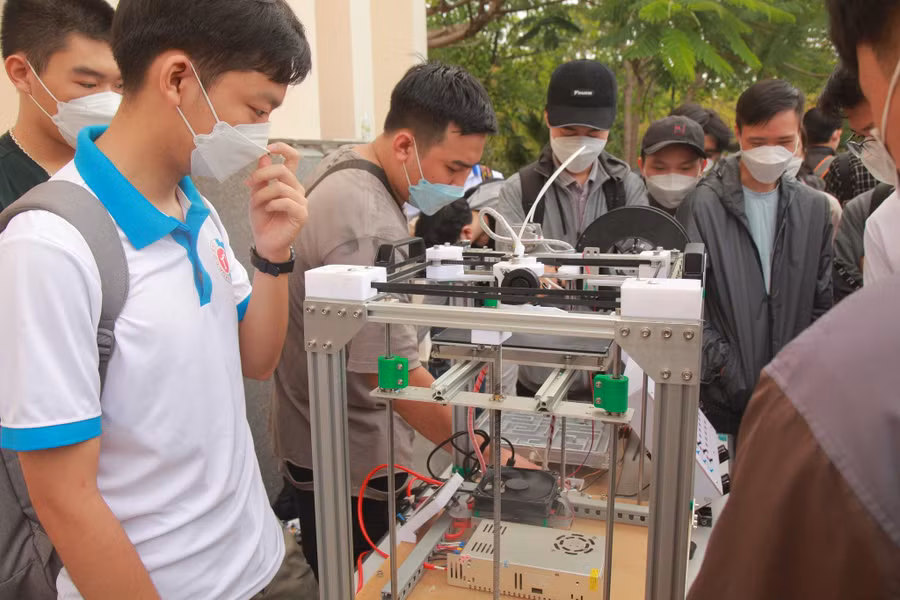 Sinh viên Trường ĐH Bách khoa, ĐH Đà Nẵng trình diễn sản phẩm STEM trong Ngày hội giáo dục STEM. 