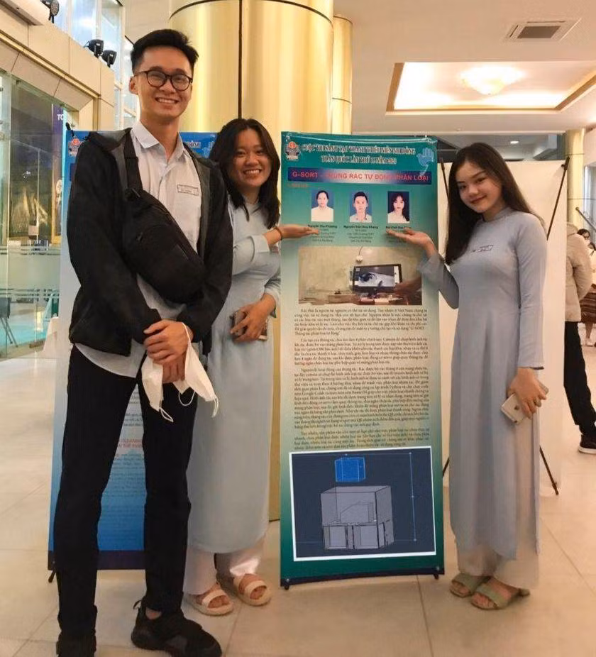 Học sinh Trường THPT chuyên Lê Quý Đôn (Đà Nẵng) với dự án G-SORT – Thùng rác phân loại tự động.