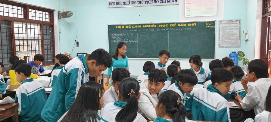 Cô trò Trường THPT Chu Văn An (Quảng Trị) trong giờ học. Cô trò Trường THPT Chu Văn An (Quảng Trị) trong giờ học.