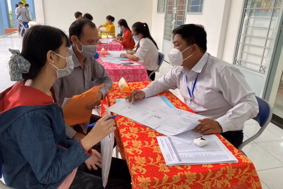 Trường THPT Phong Phú (TPHCM) tiến hành thủ tục tuyển sinh vào lớp 10 năm học 2022-2023. Ảnh: Hồ Phúc