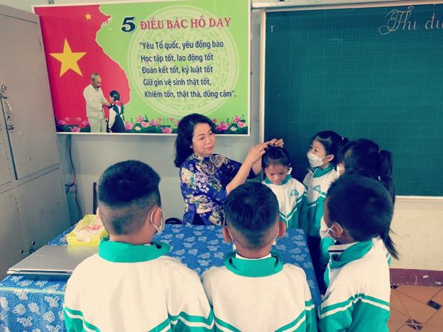 Cô trò Trường Tiểu học Lê Lợi (huyện Ea Kar, Đắk Lắk). Cô trò Trường Tiểu học Lê Lợi (huyện Ea Kar, Đắk Lắk).