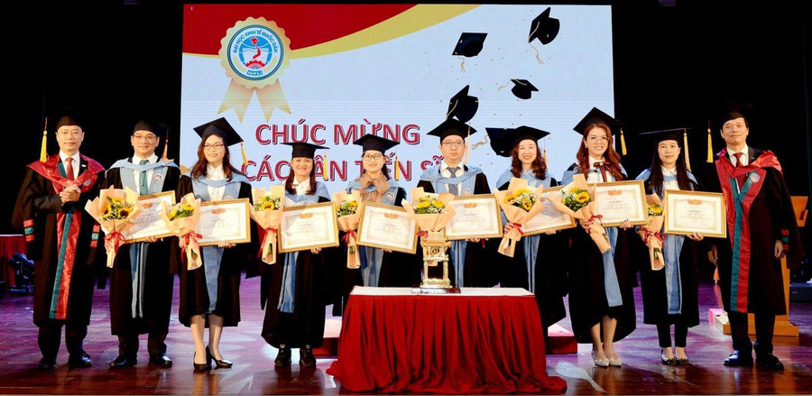 Tiến sĩ có thành tích xuất sắc trong toàn khoá học của Trường ĐH Kinh tế Quốc dân được nhận giấy khen của Hiệu trưởng nhà trường. Ảnh: NTCC