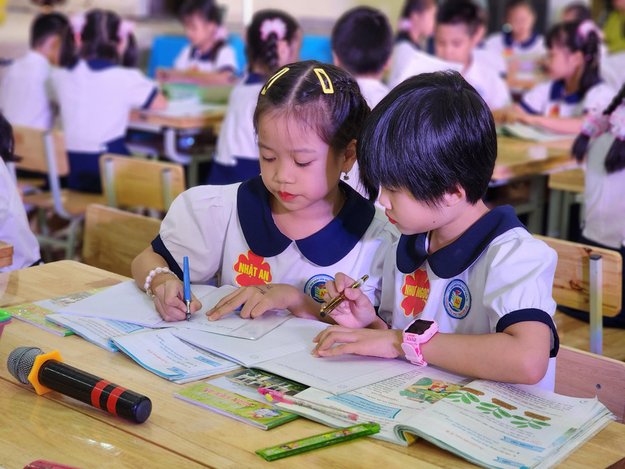 Học sinh thảo luận làm việc nhóm. Học sinh thảo luận làm việc nhóm.