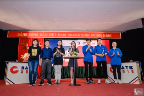 Đội IN TIME (trái) và đội Phong Minh Hoa trong vòng thi chung kết G-Bate 2018