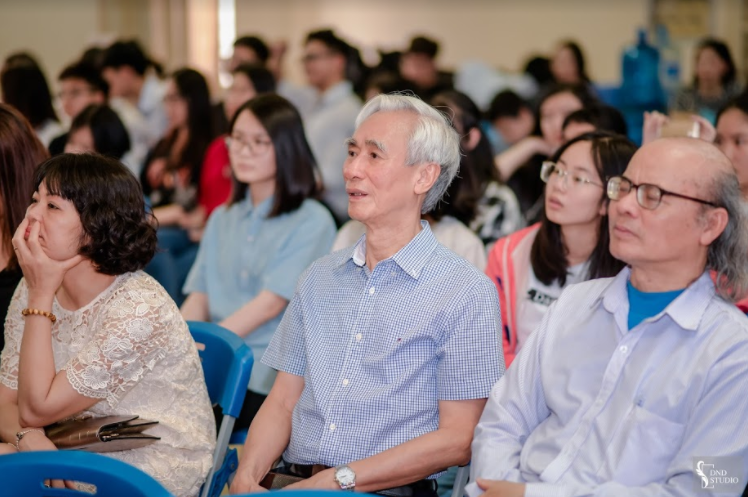 NGƯT. Nguyễn Phú Cường - Chủ tịch Hội đồng quản trị Hệ thống GD Lô mônôxốp (giữa) chăm chú theo dõi hai đội thi đấu