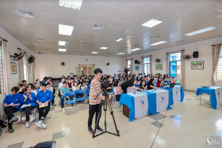 Hội trường Trường THCS&THPT M.V Lômônôxốp chật kín khán giả