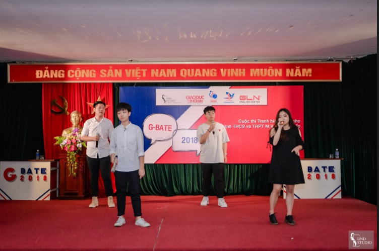 Văn nghệ chào mừng phần thi chung kết của học sinh trường Lômônôxốp