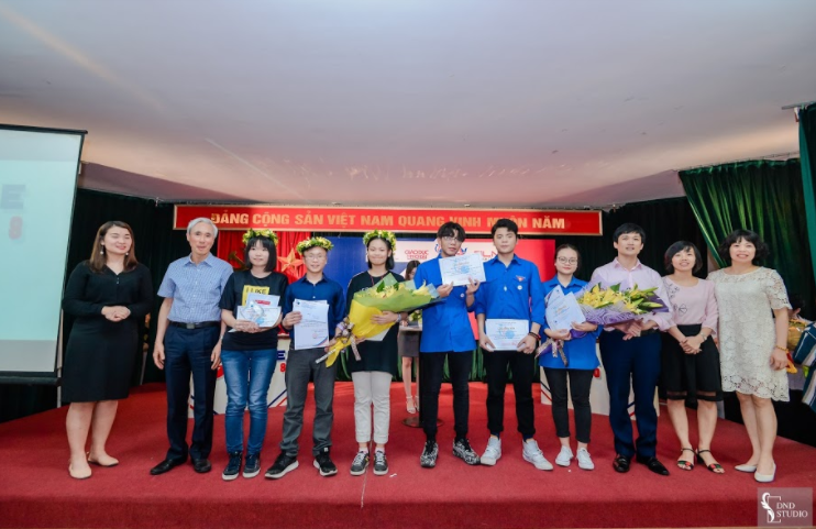 Các thầy cô giáo và Ban phụ huynh chia sẻ niềm vui với hai đội thi