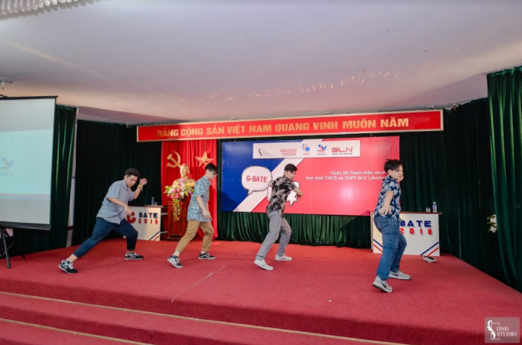 Nhóm nhảy hiện đại hâm nóng bầu không khí trước phần thi