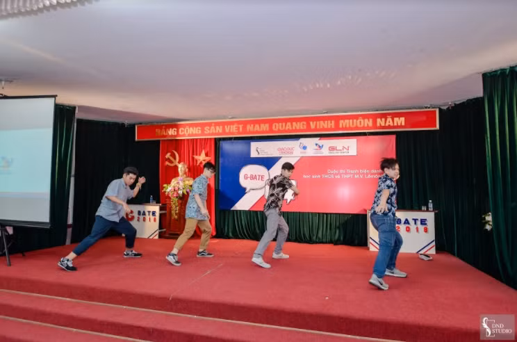 Nhóm nhảy hiện đại hâm nóng bầu không khí trước phần thi