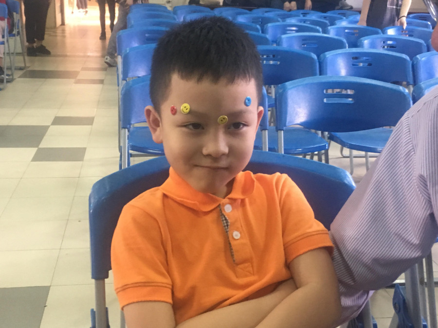 Khán giả nhí học sinh lớp 1 Trường Tiểu học Lômônôxốp đến cổ vũ các anh chị dự thi