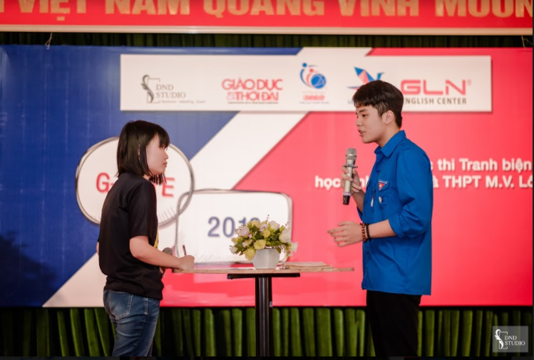 Thành viên hai đội IN TIME và Phong Minh Hoa tranh biện