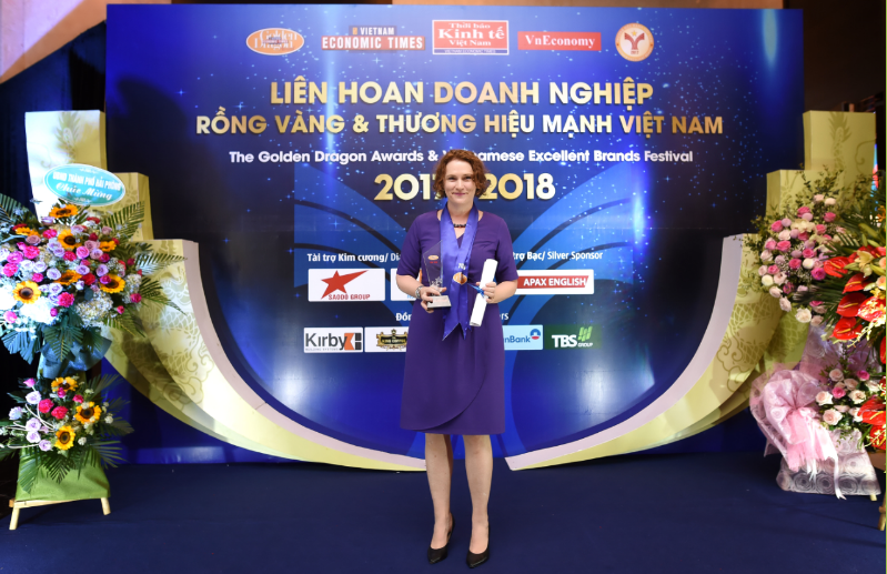 Giám đốc Đối nội và Đối ngoại RMIT Việt Nam bà Jan Clohessy đã nhận giải Rồng Vàng tại buổi lễ diễn ra tại Hà Nội
