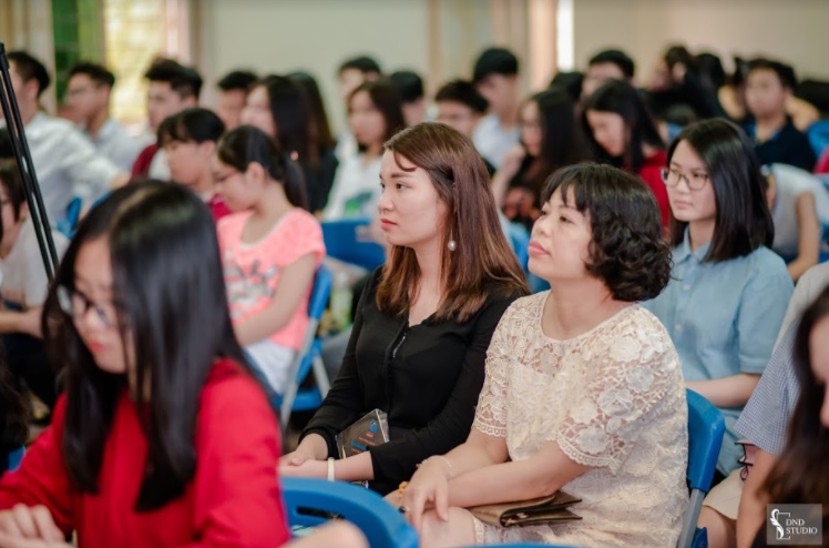 Các bậc phụ huynh đến theo dõi, động viên hai đội thi