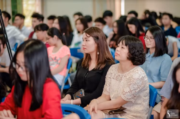 Các bậc phụ huynh đến theo dõi, động viên hai đội thi