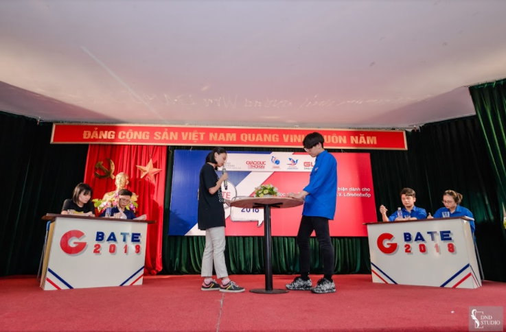 Thành viên hai đội thi tranh biện quyết liệt