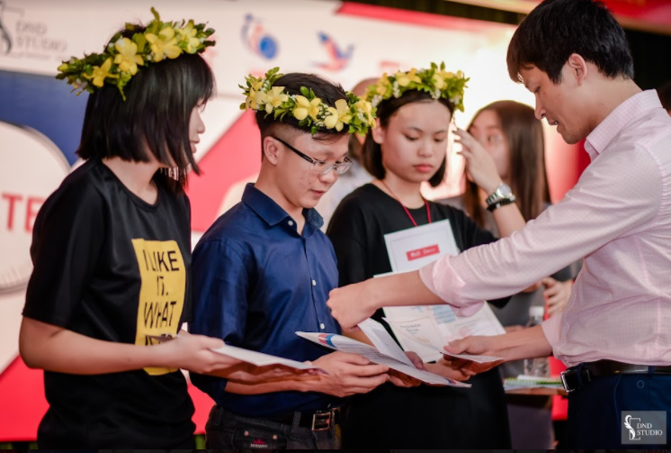 Thầy Nguyễn Quang Tùng - Hiệu trưởng Trường THCS&THPT M.V Lômônôxốp - trao giấy chứng nhận và phần thưởng cho đội Quán quân INTime...