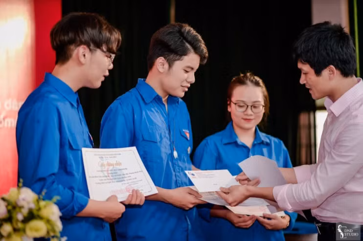 ... và đội Á quân Phong Minh Hoa