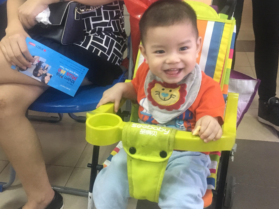 Em theo mẹ đến cổ cũ các anh chị!