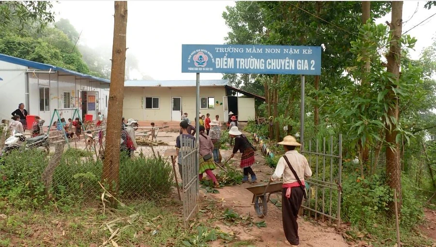 Bà con dân bản Chuyên Gia 2, xã Nậm Kè tham gia tu sửa cơ sở vật chất chuẩn bị năm học mới.