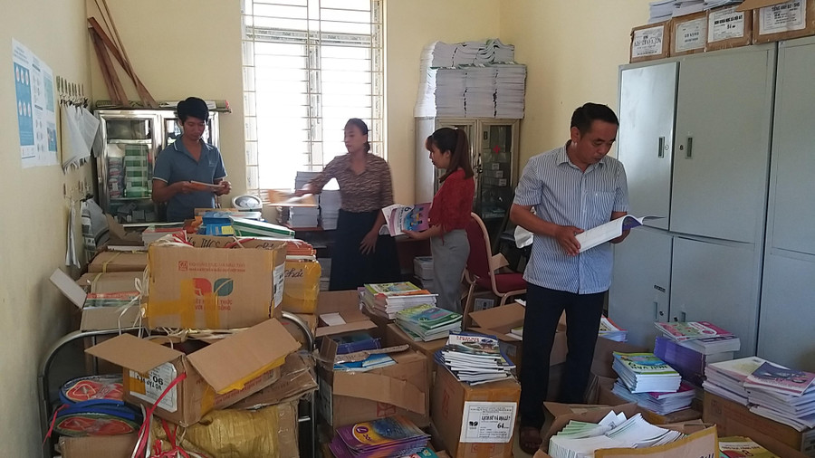 Cán bộ, nhân viên Trường PTDT Bán trú THCS xã Chung Chải sắp xếp lại sách giáo khoa. Cán bộ, nhân viên Trường PTDT Bán trú THCS xã Chung Chải sắp xếp lại sách giáo khoa.