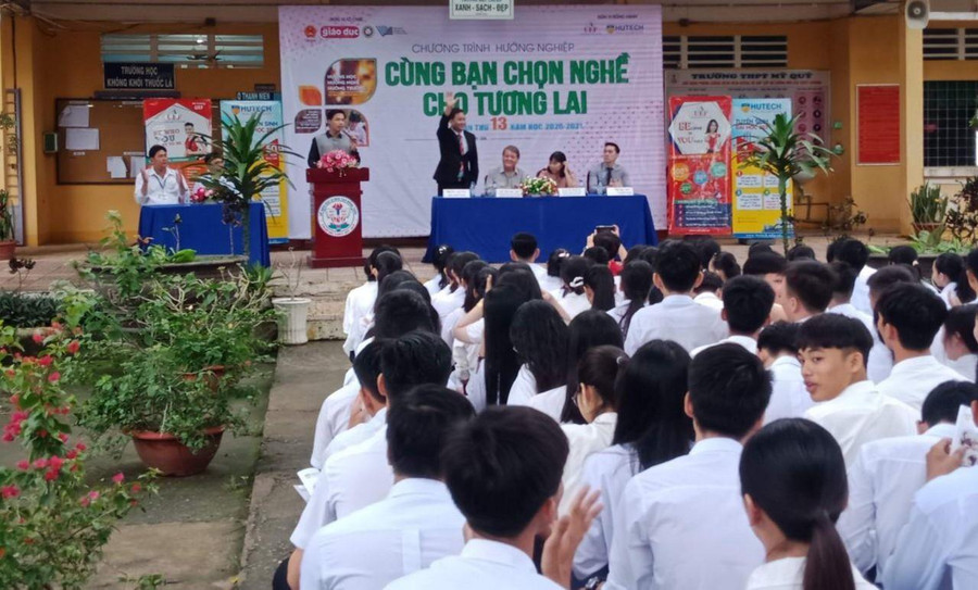 Học sinh Trường THPT Mỹ Quý (Đồng Tháp) trong một buổi tư vấn hướng nghiệp. Học sinh Trường THPT Mỹ Quý (Đồng Tháp) trong một buổi tư vấn hướng nghiệp.