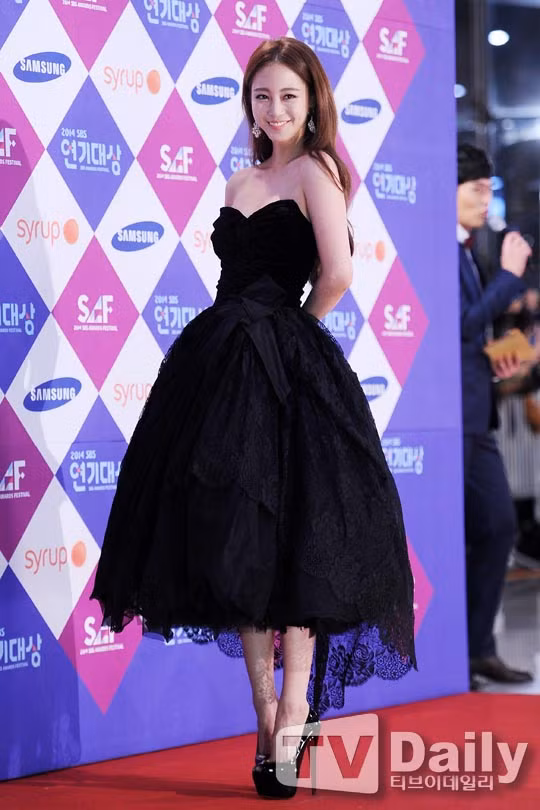 Thảm đỏ Hàn Quốc "vuốt ve" bước chân trai thanh gái lịch ảnh 20