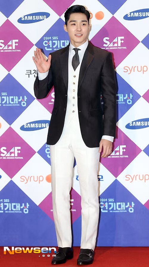 Thảm đỏ Hàn Quốc "vuốt ve" bước chân trai thanh gái lịch ảnh 4