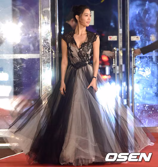 Thảm đỏ Hàn Quốc "vuốt ve" bước chân trai thanh gái lịch ảnh 25