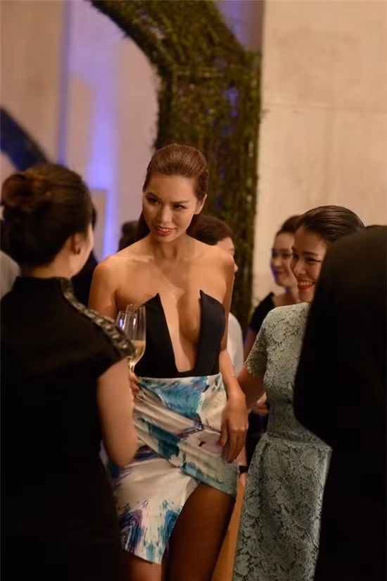 Mới đây, cô lại khiến báo chí phải tốn giấy mực với bộ cánh khoét trên hở dưới, “trưng bày” gần hết vòng 1 của mình. Những bộ cánh tai tiếng trong năm của sao Việt