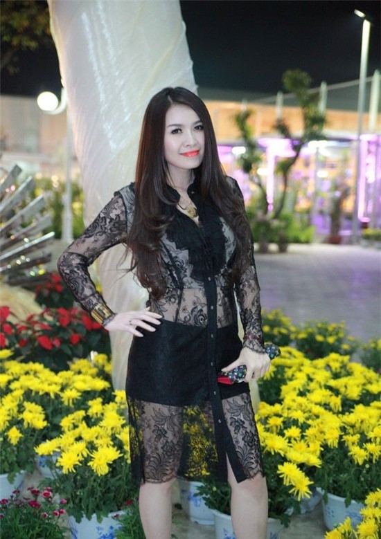 Tại một sự kiện diễn ra vào đầu năm, Quế Vân diện váy chất liệu ren để lộ cơ thể. Những bộ cánh tai tiếng trong năm của sao Việt