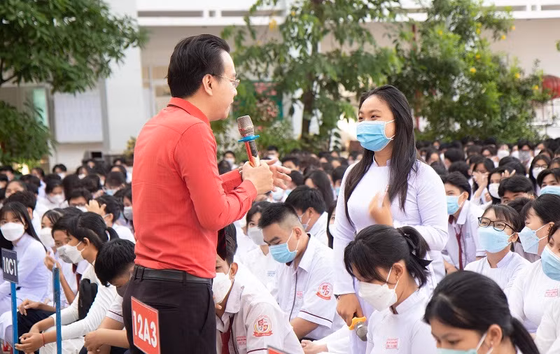 TS Đào Lê Hòa An trong một chương trình tư vấn, hướng nghiệp cho học sinh THPT.