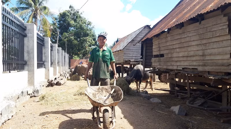 Ở tuổi 72 nhưng già Rơ Lan Dyel vẫn quán xuyến được mọi công việc của gia đình.