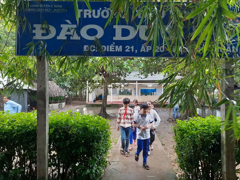 Điểm trường nhỏ lẻ, thiếu phòng học, thiếu trang thiết bị thực hành, thiếu giáo viên là khó khăn chung của các địa phương.