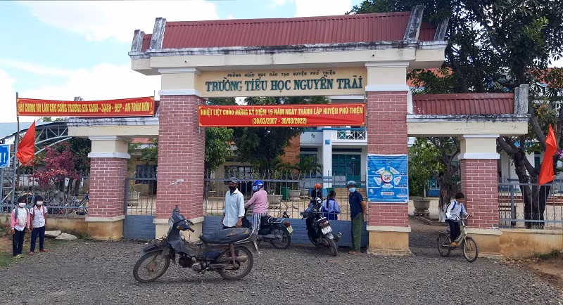 Già Rơ Lan Dyel hiến đất để xây dựng Trường Tiểu học Nguyễn Trãi khang trang như hiện nay.