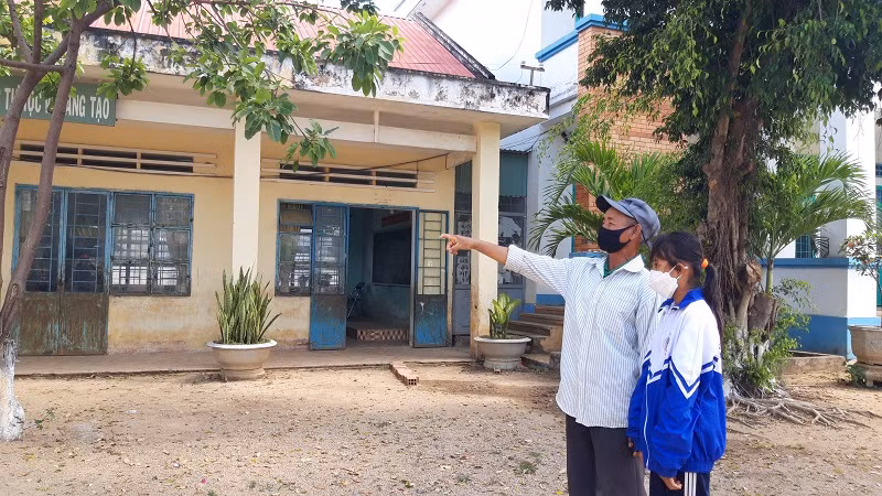 Già Rơ Lan Dyel kể lại cho học sinh nghe về những ngày xưa khi ngôi trường còn tạm bợ.