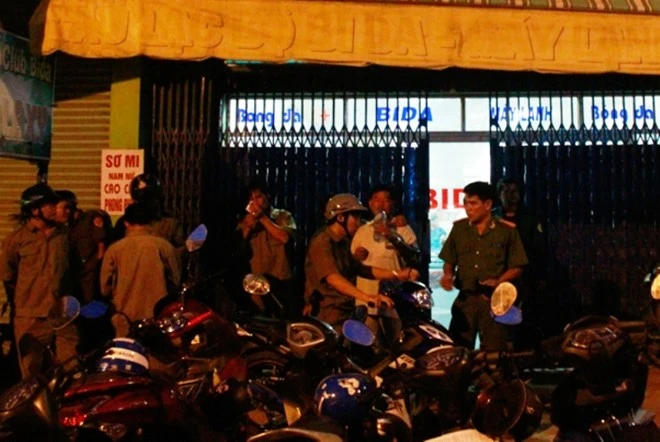 Thiếu nữ chết dưới bàn bi-a với nhiều vết đâm trên cổ