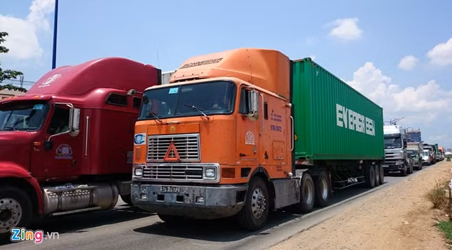 Cửa ngõ Sài Gòn kẹt xe hơn nửa ngày vẫn chưa thông