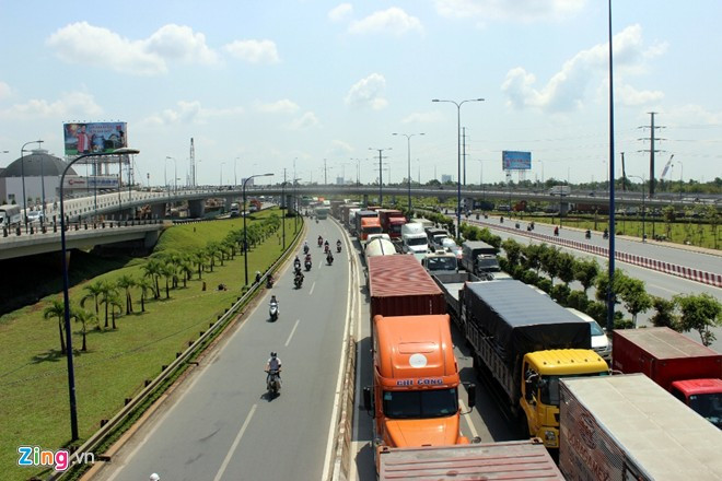 Hàng nghìn ôtô xếp hàng trên xa lộ Hà Nội, đoạn khoảng cách giữa hai nhánh cầu vượt Cái Lái, chờ tới lượt quay đầu qua đại lộ Mai Chí Thọ. Khoảng 10h, nhiều xe đầu kéo, xe tải nặng dừng trên nhánh cầu vượt Cát Lái vì kẹt xe không thể di chuyển. Cửa ngõ Sài Gòn kẹt xe hơn nửa ngày vẫn chưa thông