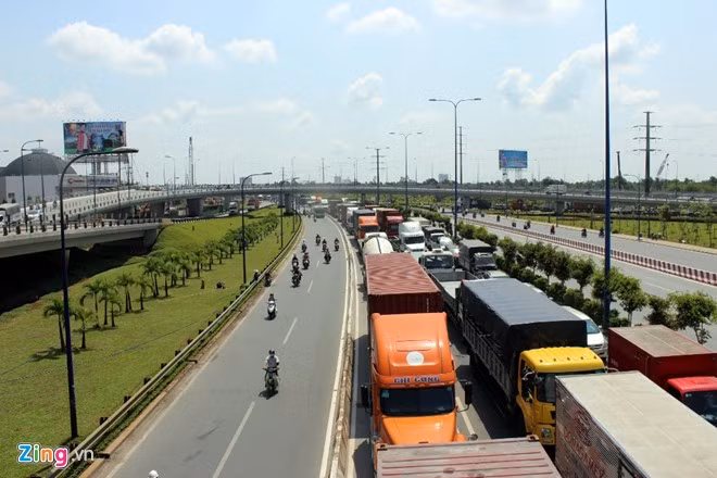 Cửa ngõ Sài Gòn kẹt xe hơn nửa ngày vẫn chưa thông