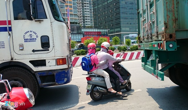 Bị các xe lớn chặn ngang đường, nhiều người tham gia giao thông phải mạo hiểm lách qua các khe hở giữa các xe đầu kéo, tiếp tục hành trình dù tiếng bấm còi của những xe lớn vang lên inh ỏi cả khu vực. Cửa ngõ Sài Gòn kẹt xe hơn nửa ngày vẫn chưa thông