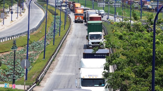 Đến 14h, hướng xe từ Mai Chí Thọ ra ngã ba Cát Lái đã giảm bớt ùn tắc, nhưng dòng xe vẫn di chuyển chậm. Cửa ngõ Sài Gòn kẹt xe hơn nửa ngày vẫn chưa thông