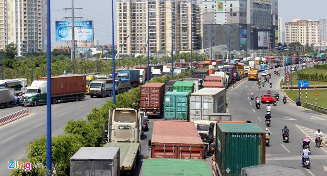 Lúc 9h, làn đường xe máy trên xa lộ Hà Nội đã giảm kẹt nhưng làn ôtô vẫn di chuyển rất chậm. Nhiều tài xế cho biết, xe họ di chuyển từ cầu Rạch Chiếc đến đoạn quay đầu (khoảng 1,5 km) phải mất hơn 2 giờ, trong khi hướng vào Mai Chí Thọ đang ùn tắc nghiêm trọng, không biết khi nào mới đến được đường vào cao tốc. Cửa ngõ Sài Gòn kẹt xe hơn nửa ngày vẫn chưa thông