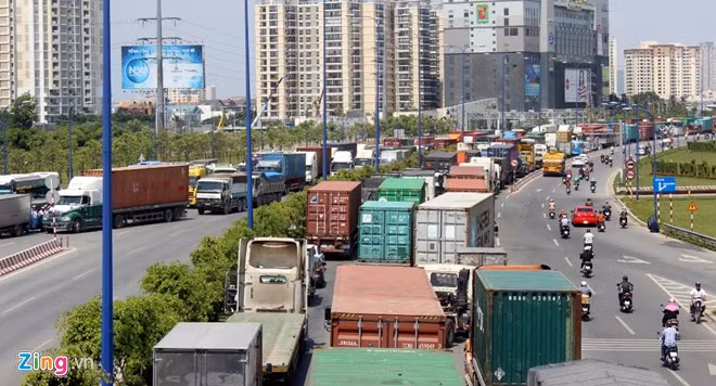 Cửa ngõ Sài Gòn kẹt xe hơn nửa ngày vẫn chưa thông