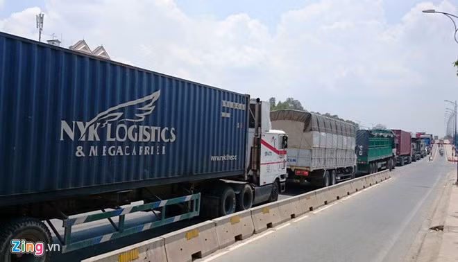 Cửa ngõ Sài Gòn kẹt xe hơn nửa ngày vẫn chưa thông