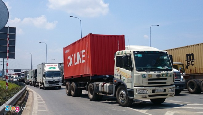 Đại lộ Mai Chí Thọ kẹt nghiêm trọng từ chân cầu vượt Cát Lái qua ngã ba Nguyễn Thị Định (hướng vào cao tốc TP HCM - Long Thành - Dầu Giây) đến ngã ba Đồng Văn Cống (hướng vào cảng Cát Lái), dài hơn 3 km. Cửa ngõ Sài Gòn kẹt xe hơn nửa ngày vẫn chưa thông