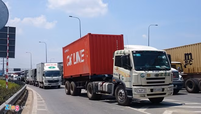 Cửa ngõ Sài Gòn kẹt xe hơn nửa ngày vẫn chưa thông