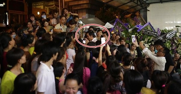 Sốc cảnh chen lấn, vỗ tay, reo hò ở đám tang Duy Nhân ảnh 4 Danh hài Hoài Linh bất lực trước một đám đông miệng cười tươi, tay lăm lăm điện thoại xin chụp hình cùng anh trong đám tang của người em xấu số.