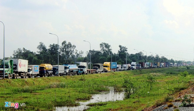 Đường Vành Đai 2 (đường dẫn từ cầu Phú Mỹ ra Đồng Văn Cống và cảng Cát Lái) cũng bị kẹt xe từ sáng sớm, kéo dài hơn 6 km. Cửa ngõ Sài Gòn kẹt xe hơn nửa ngày vẫn chưa thông